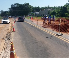 Obra na saída de Teresina para o litoral provoca desvio pelo acostamento.(Imagem:florianonews.piauiconectado.com)