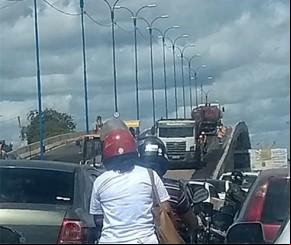 DER faz manutenção em asfalto do elevado da Miguel Rosa.(Imagem:florianonews.piauiconectado.com)
