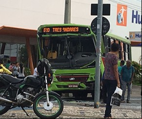Colisão entre ônibus deixa trânsito complicado na Frei Serafim.(Imagem:florianonews.piauiconectado.com)