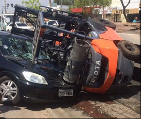 Empilhadeira cai sobre carro na capital piauiense.(Imagem:florianonews.piauiconectado.com)