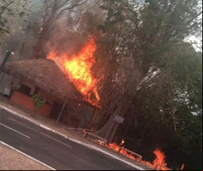 Incêndio destrói quiosque em frente a shopping na zona Leste de The.(Imagem:florianonews.piauiconectado.com)