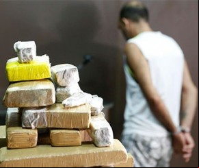 Homem é preso com droga em mala avaliada em R$ 40 mil.(Imagem:Roberta Aline)