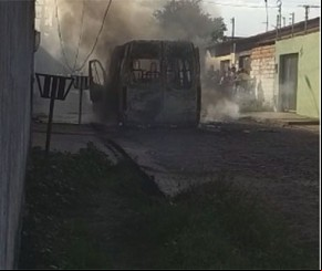 Van de ageiros pega fogo na zona Leste de Teresina.(Imagem:florianonews.piauiconectado.com)