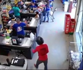Assaltante armado faz arrastão em supermercado na zona Norte de Teresina.(Imagem:florianonews.piauiconectado.com)