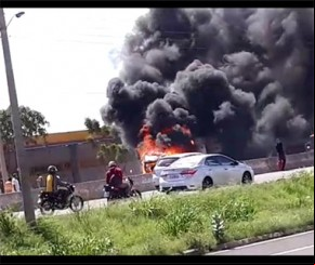 Caminhão pega fogo na BR-316 em Teresina, mas trânsito foi liberado.(Imagem:Reprodução)