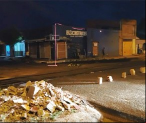 Fio energizado explode e fica pendurado próximo à linha férrea.(Imagem:florianonews.piauiconectado.com)