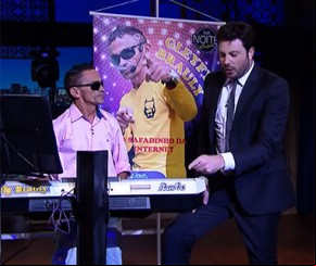 Gleyfy Brauly toca no aniversário de Danilo Gentili.(Imagem:Divulgação)
