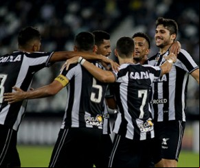 Botafogo vence Atlético-PR e alivia pressão sobre treinador.(Imagem:Folha Press)