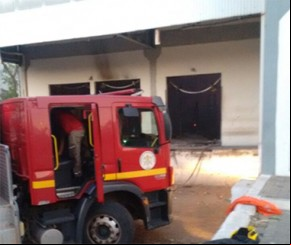 Corpo de Bombeiros retorna à distribuidora após novos focos de incêndio.(Imagem:Reprodução)