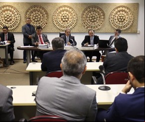 Governo autoriza reajuste de 4,5% para poderes e pede cortes de gastos.(Imagem:florianonews.piauiconectado.com)