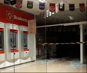 Quadrilha bloqueia rodovia e leva cofre de agência bancária em Altos.(Imagem:florianonews.piauiconectado.com)