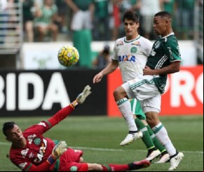 Tempo gasto no futebol brasileiro para pressionar a arbitragem.(Imagem:Cesar Greco)