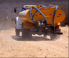 Politicagem e fraudes barram a distribuição de água por carro-pipa.(Imagem:florianonews.piauiconectado.com)