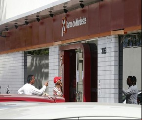 Bandidos escalam muro e explodem Banco do Nordeste em Teresina.(Imagem:florianonews.piauiconectado.com)
