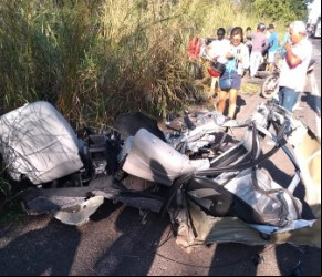 Jovem morre em grave acidente com bitrem; carro se dividiu em mais de 15 partes.(Imagem:Reprodução)