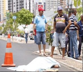 Idosa é atropelada e morre tentando atravessar av. João XXIII.(Imagem:florianonews.piauiconectado.com)