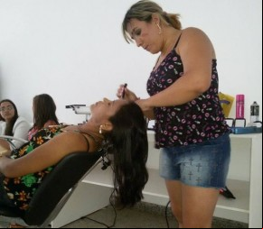 Cabeleireira transexual põe casa à venda para fazer cirurgia de mudança de sexo(Imagem:florianonews.piauiconectado.com)