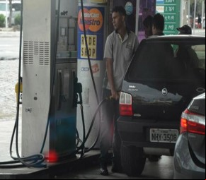 Gerente de posto de gasolina é presa por participar de desvio de gasolina do MPE.(Imagem:florianonews.piauiconectado.com)