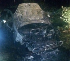 Motorista de veículo em chamas é resgatado por populares em Floriano.(Imagem:Reprodução/Whats App)