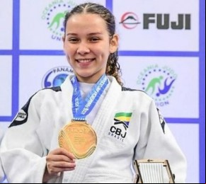 A judoca é contemplada pelo programa Bolsa Atleta, do Governo do Estado.(Imagem:Divulgação)