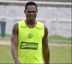 Após três dias afastado com virose, Fabiano volta aos treinos e garante presença em
