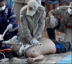 Homem tem traumatismo craniano após escorregar em tobogã e bater a cabeça.(Imagem:Reprodução)