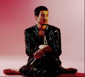 Tiago Iorc oscila entre a busca e a fuga da canção no álbum
