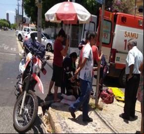 Carro invade preferencial e atinge motoqueiro na capital piauiense.(Imagem:Reprodução)