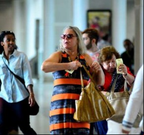 Mais cheinha e sem make, Vera Fischer aparece irreconhecível em aeroporto carioca.(Imagem:MSN)