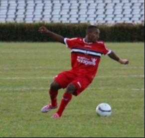 Fabinho, atacante do River-PI.(Imagem:Emanuele Madeira/Globoesporte.com)