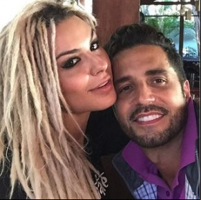 Indignada com revelação de Latino, mendigata esculhamba o cantor.(Imagem:Divulgação)