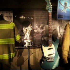 Guitarra azul de Kurt Cobain será vendida em leilão(Imagem:Divulgação)