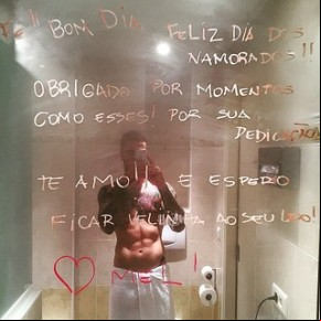 Felipe Titto mostra mensagem que recebeu da namorada e tanquinho.(Imagem:Reprodução/Instagram)