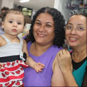 Marinalva Santana ao lado da esposa e sua filha.(Imagem:Arquivo pessoal)