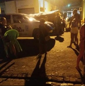 PM fiscaliza feira livre em Floriano e solicita que feirantes desmontem barracas.(Imagem:Reprodução)