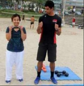 Com esclerose múltipla, Claudia Rodrigues sorri em treino funcional na praia(Imagem:Divulgação)