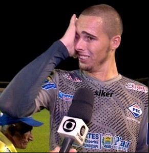 Goleiro Lucas, do Piauí, se emociona.(Imagem:Moacir Neto/TV Clube)
