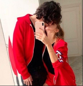Fiuk publica foto beijando Isabella Scherer e assume namoro.(Imagem:Divulgação)