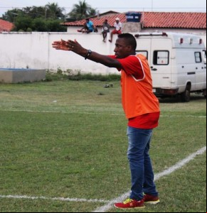 Paulo Isidoro, treinador do Caiçara, reclama de pênalti.(Imagem:Emanuele Madeira/GloboEsporte.com)
