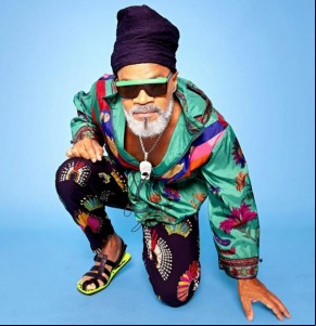 Carlinhos Brown aposta no romantismo ao anunciar o álbum folião