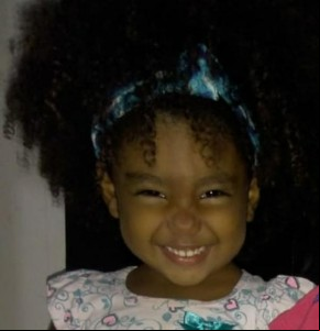 Criança de 2 anos morre com tiro na cabeça enquanto brincava na porta de casa em Teresina.(Imagem:Francisco Lima/TV Clube)