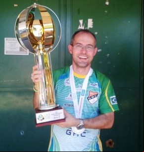 Giuliano exibe troféu conquistado na Turquia: jornada ainda faz com que técnico vire uma espécie de