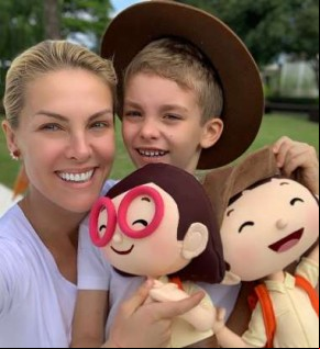 Ana e seu filho(Imagem:Divulgação)