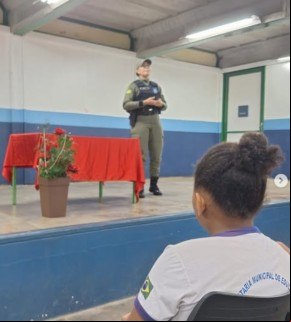 Patrulha Maria da Penha realiza ação educativa sobre proteção à infância na Escola Dorinha Carvalho.(Imagem:Reprodução/Instagram)