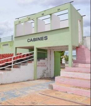 Cabines do Deusdeth de Melo não têm cobertura.(Imagem:Otávio Neto)
