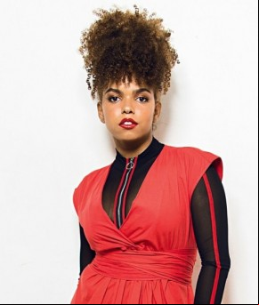 Jeniffer Nascimento assume posto de Mariana Rios nos bastidores do The Voice Brasil.(Imagem:Divulgação)