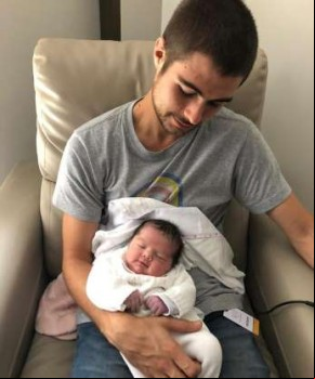 Na imagem, a bebê aparece no colo do ator, que se derreteu: