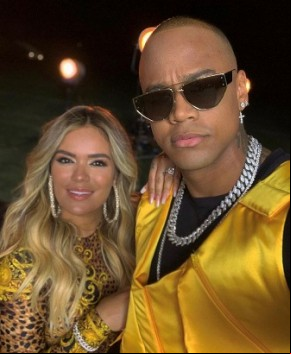 Léo Santana e a colombiana Karol G lançam música tema da Copa América.(Imagem:Folha Press)