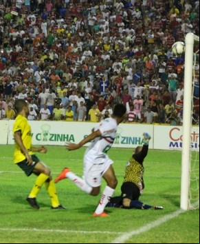 Arremesso de picolé e latas de cerveja aconteceu no jogo River-PI x Ypiranga-RS, pelas semifinais da Série D.(Imagem:Emanuele Madeira)