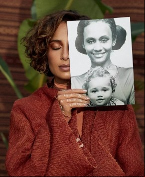 Camila Pitanga segura foto em que aparece com a mãe, Vera Manhães.(Imagem:Bruna Castanheira (GROUPART))